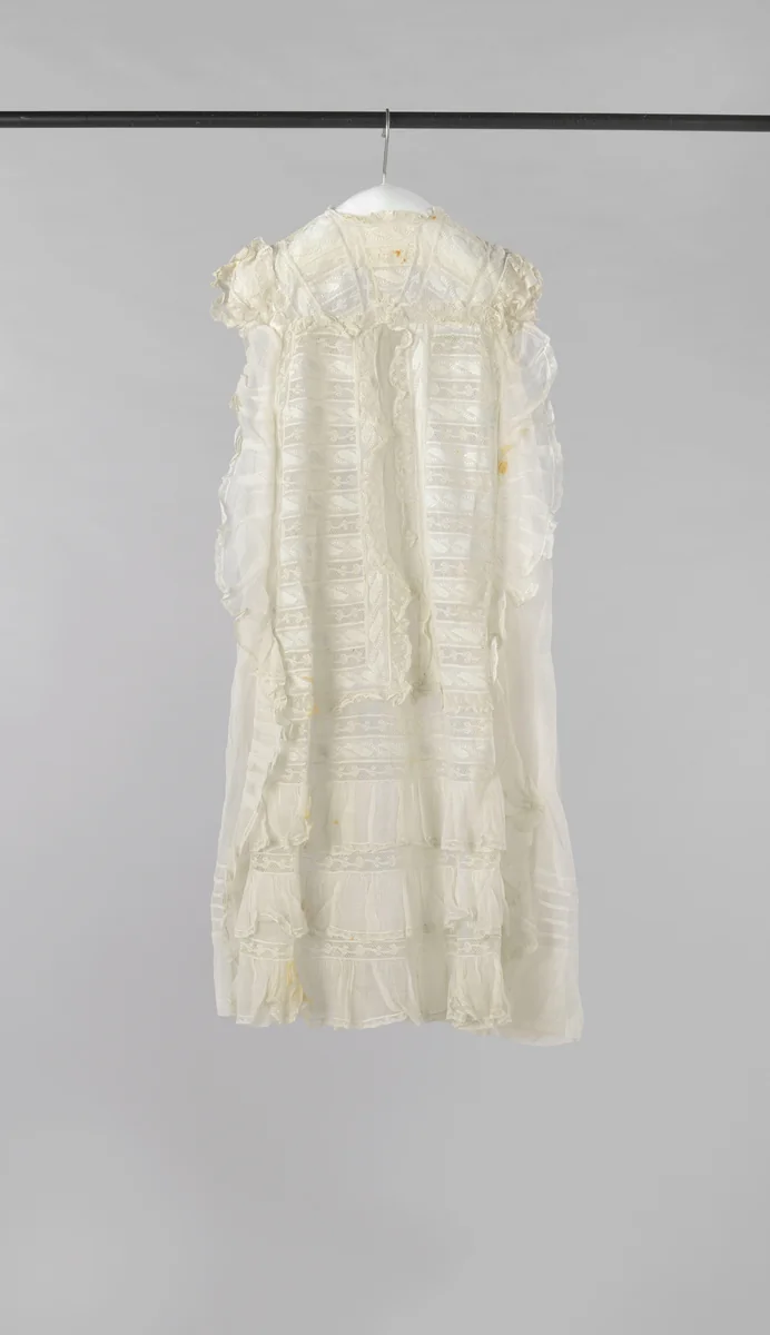 Doopjurk met plumetis borduurwerk en ruches van kant by anonymous, textile, 1852