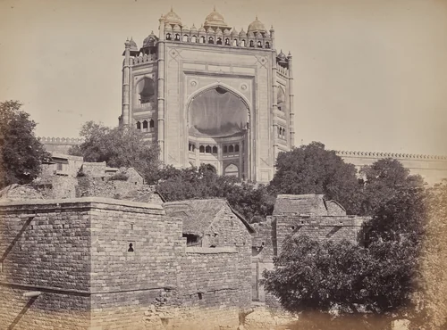 Futheypoor Sikre Guard Gate of the Fort by Samuel Bourne, photograph, 1863-1870