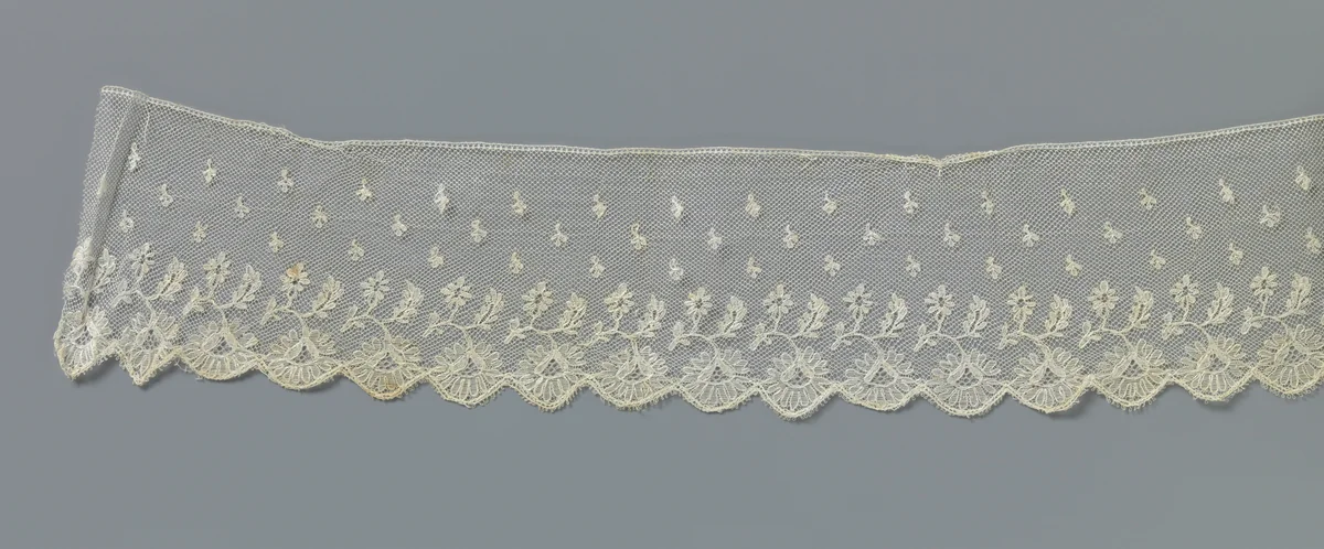 Strook machinale kant met een rij hangende madeliefjes langs de onderzijde by anonymous, other, 1880-1899