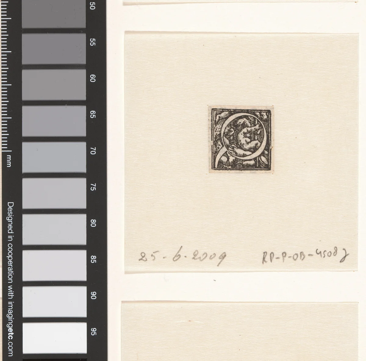 Letter Q met kind hangend aan stok gedragen door twee kinderen by Hans Holbein, print, 1522-1526