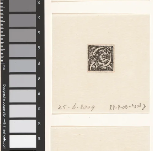 Letter Q met kind hangend aan stok gedragen door twee kinderen by Hans Holbein, print, 1522-1526