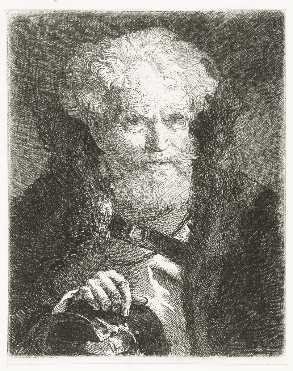 Oude man in mantel met bontkraag en helm by Giovanni Domenico Tiepolo, print, 1757-1758