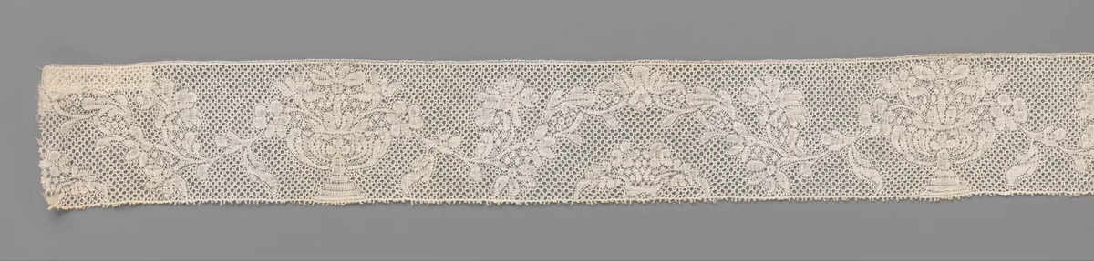 Strook kloskant met bogen tussen bloemvazen by anonymous, other, 1700-1709