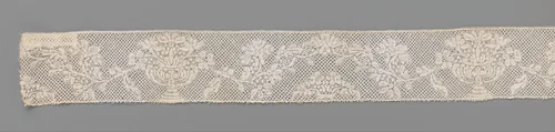 Strook kloskant met bogen tussen bloemvazen by anonymous, other, 1700-1709
