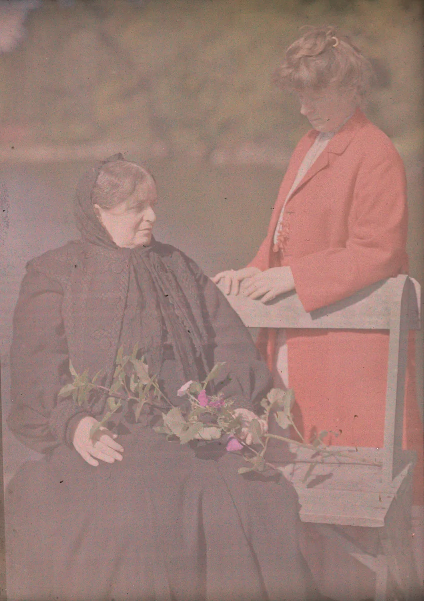Hedwig Stieglitz and Agnes Engelhard by Alfred Stieglitz, photograph, 1907