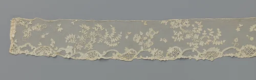 Strook applicatiekant met bloemtakken boven een rand ovaalvormige cartouches by anonymous, other, 1775