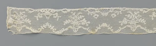 Strook kloskant met hangende bloempot aan guirlande langs de bovenrand by anonymous, other, 1760-1780