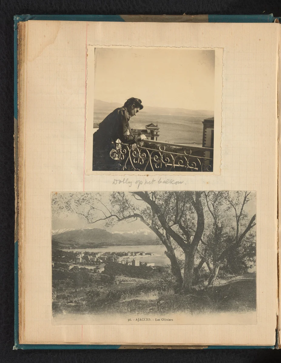 Dina (Dolly) Amelia van Emden kijkt over de balustrade van het balkon van het hotel en een krantenknipsel met gezicht op Ajaccio, Corsica by Théodore van Lelyveld, book, 1902-1904