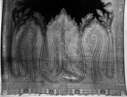 Shawl by Scotland Paisley, textile, 1801-1900