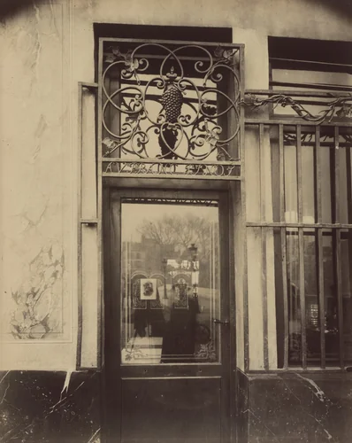 Au Franc Pinot, quai Bourbon 1 by Eugène Atget, photograph, 1901
