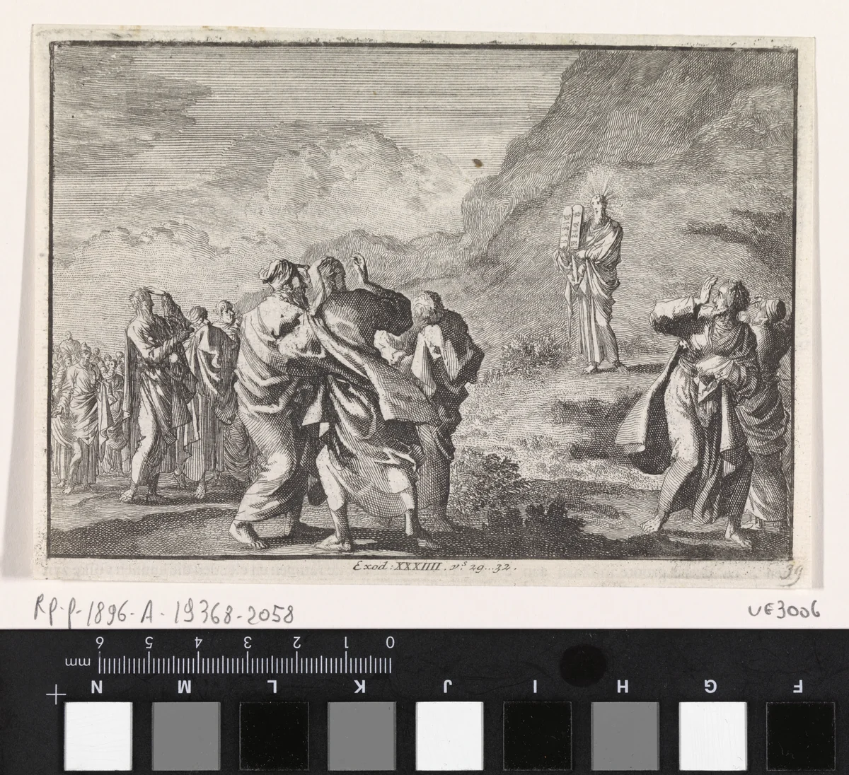 Mozes ontvangt de wetstafelen en toont ze aan het volk by Jan Luyken, print, 1703-1762