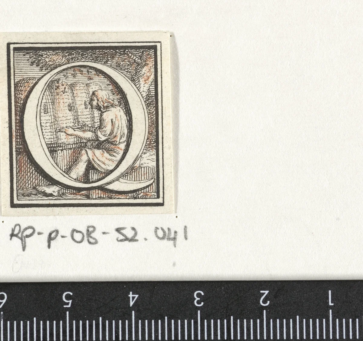 Hoofdletter O met beeltenis van een figuur en bijenkorven by Jacob Folkema, print, 1702-1767