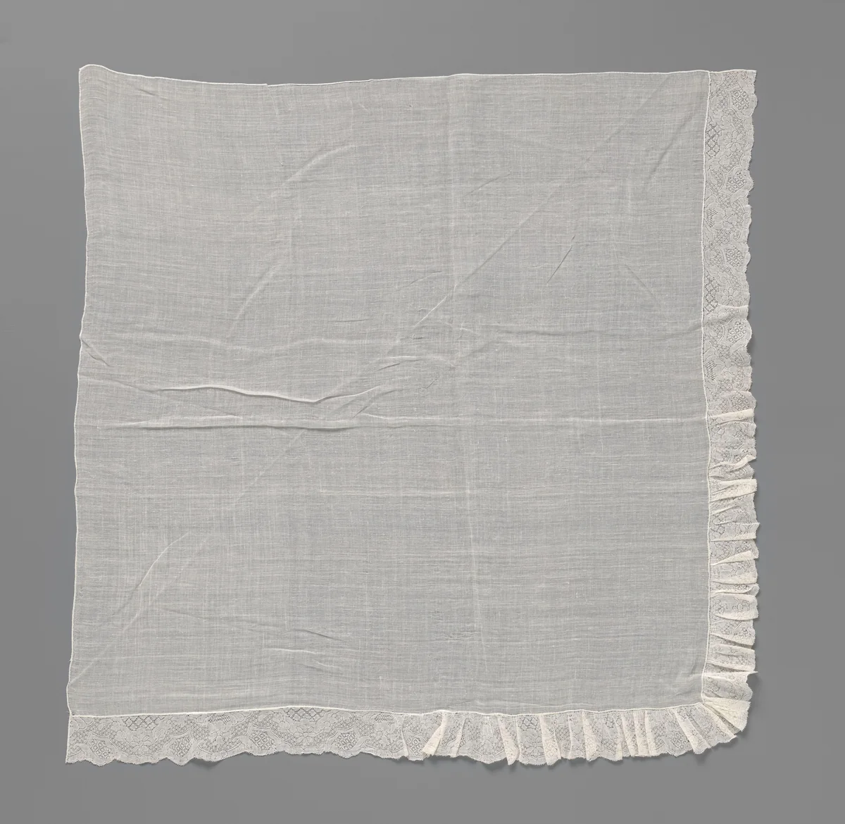 Fichu van batist met aan twee zijden aangerimpelde stroken kant met rocailles en halve medaillons met rozetbloem by anonymous, other, 1750-1780