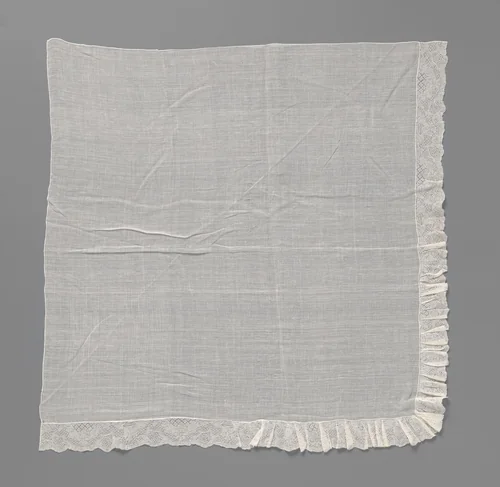 Fichu van batist met aan twee zijden aangerimpelde stroken kant met rocailles en halve medaillons met rozetbloem by anonymous, other, 1750-1780