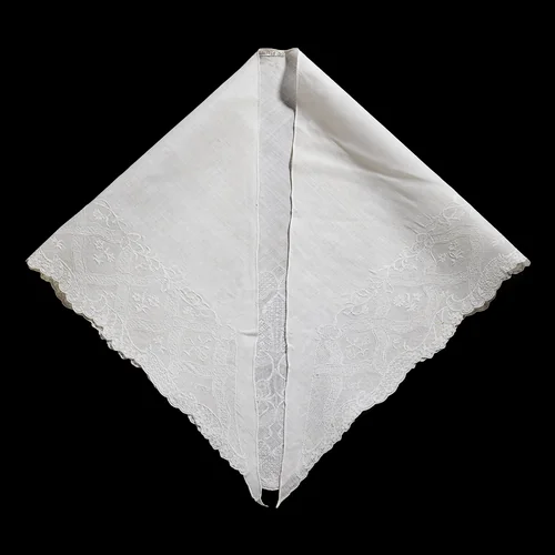 Fichu van linnenbatist, driehoekig en geschulpt, versierd met brede rand van ruiten waarbinnen strooiboeket in tamboereerwerk, schaduwwerk en naaldkant by anonymous, other, 1725-1750