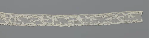 Strook naaldkant met gespiegelde s-vormige sierband en iris by anonymous, other, 1760-1770