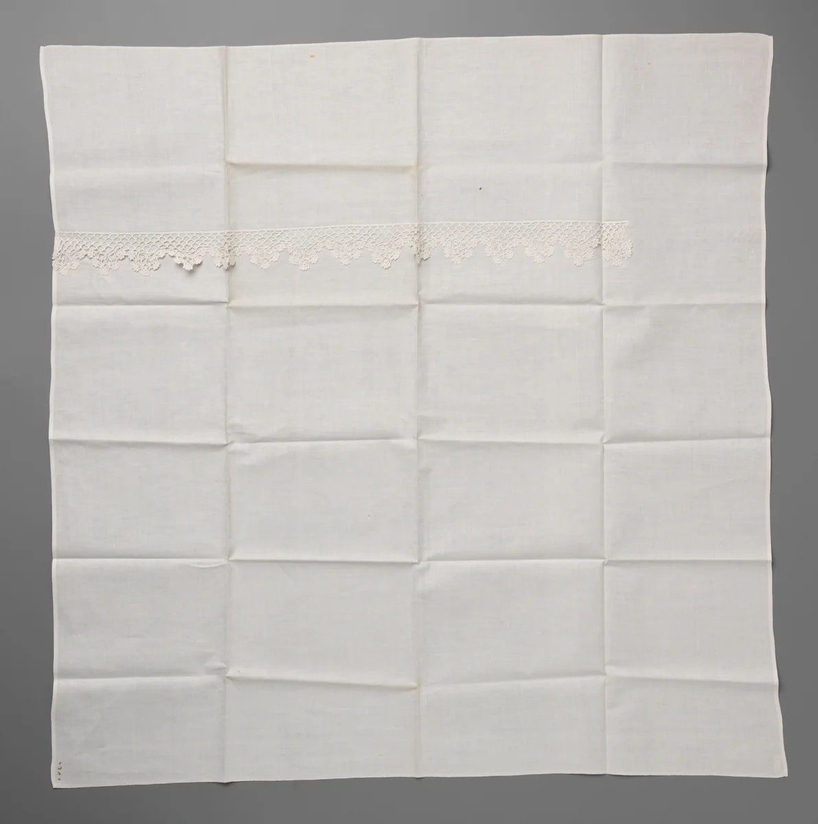 Plankkleed van katoen met een gehaakte schulprand by anonymous, textile, 1900-1924