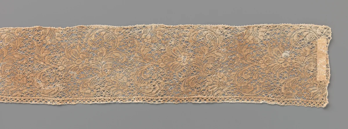 Strook kloskant met in de lengterichting geplaatste palmetbloem by anonymous, other, 1740-1760