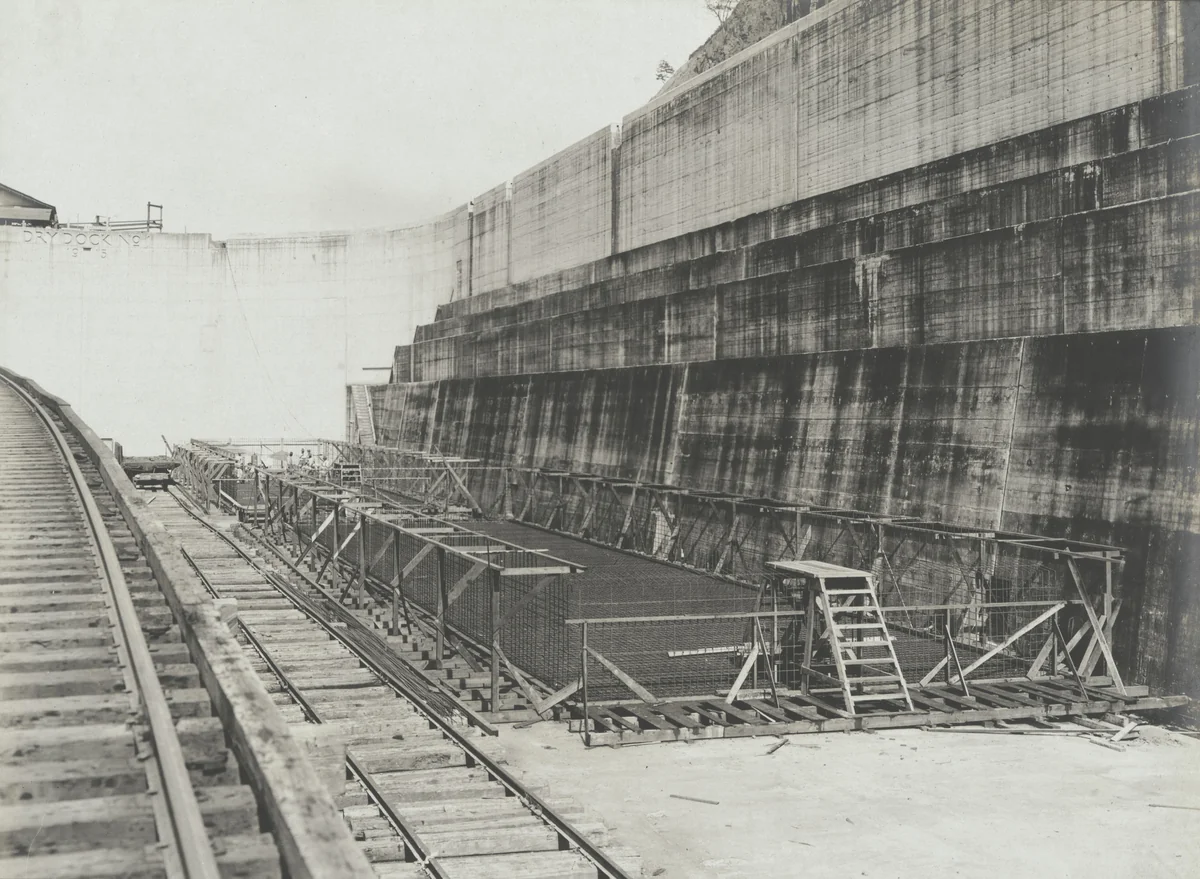 Reinforced Concrete Pontoons. Erection of reinforcing by Unidentified Photographer, photograph, 1915