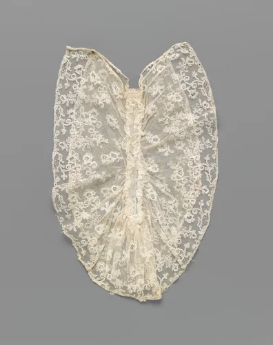 Jabot met dubbele laag kloskant gerimpeld rond een smalle strook machinale tule gezet by anonymous, other, 1900