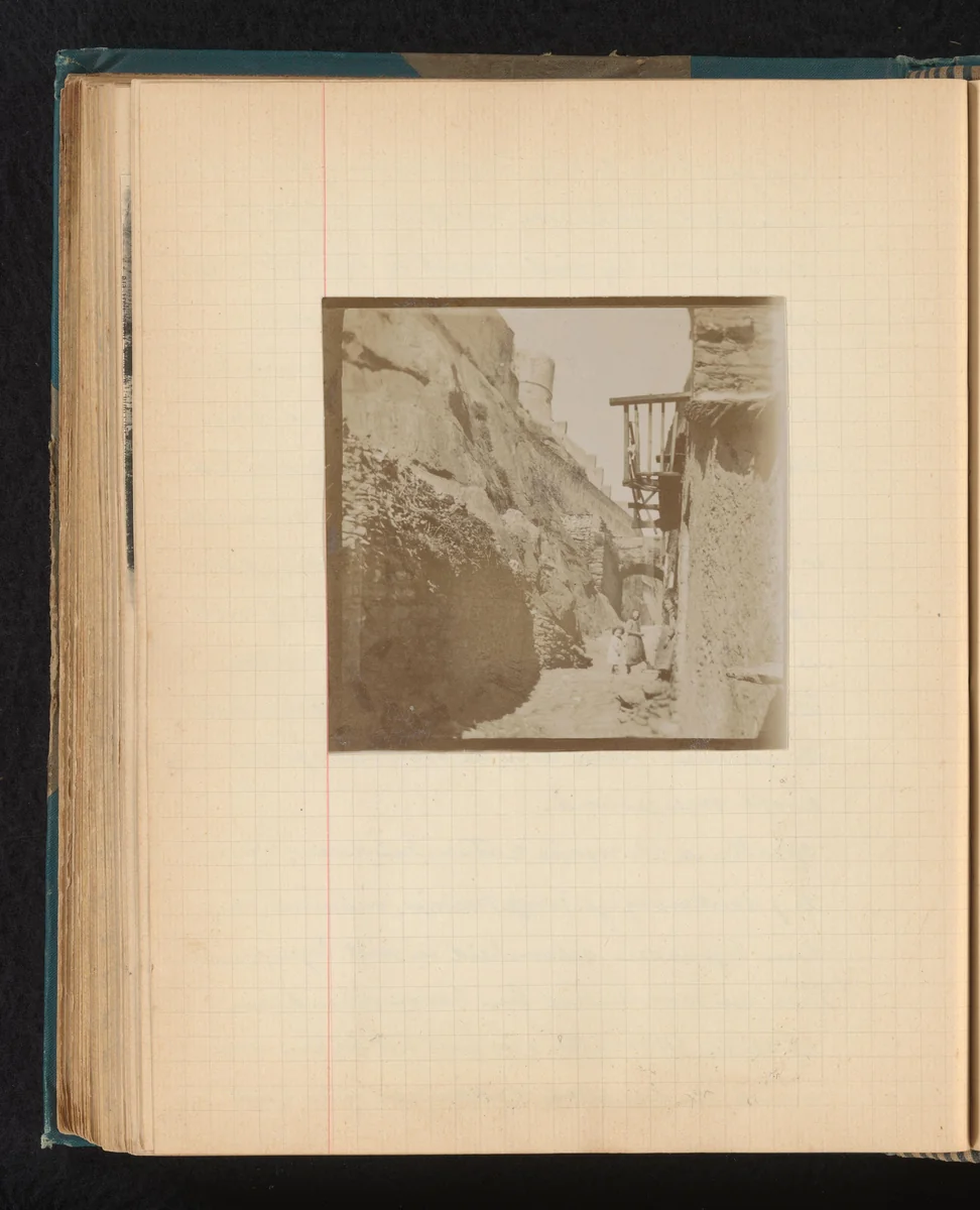 Kinderen in een steeg nabij de citadel in Corté, Corsica by Théodore van Lelyveld, book, 1902