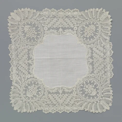 Zakdoek met een rand naaldkant met rozenboeketjes in medaillons op de hoeken en viooltjes langs de randen by anonymous, textile, 1850-1874