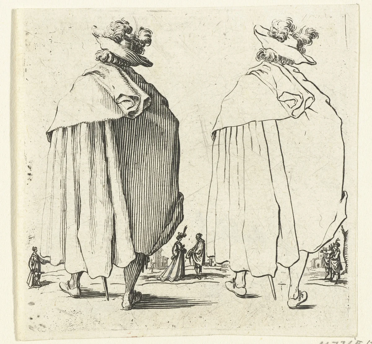 Tweemaal dezelfde soldaat met grote gepluimde hoed en mantel, op de rug gezien by Jacques Callot, print, 1621-1624