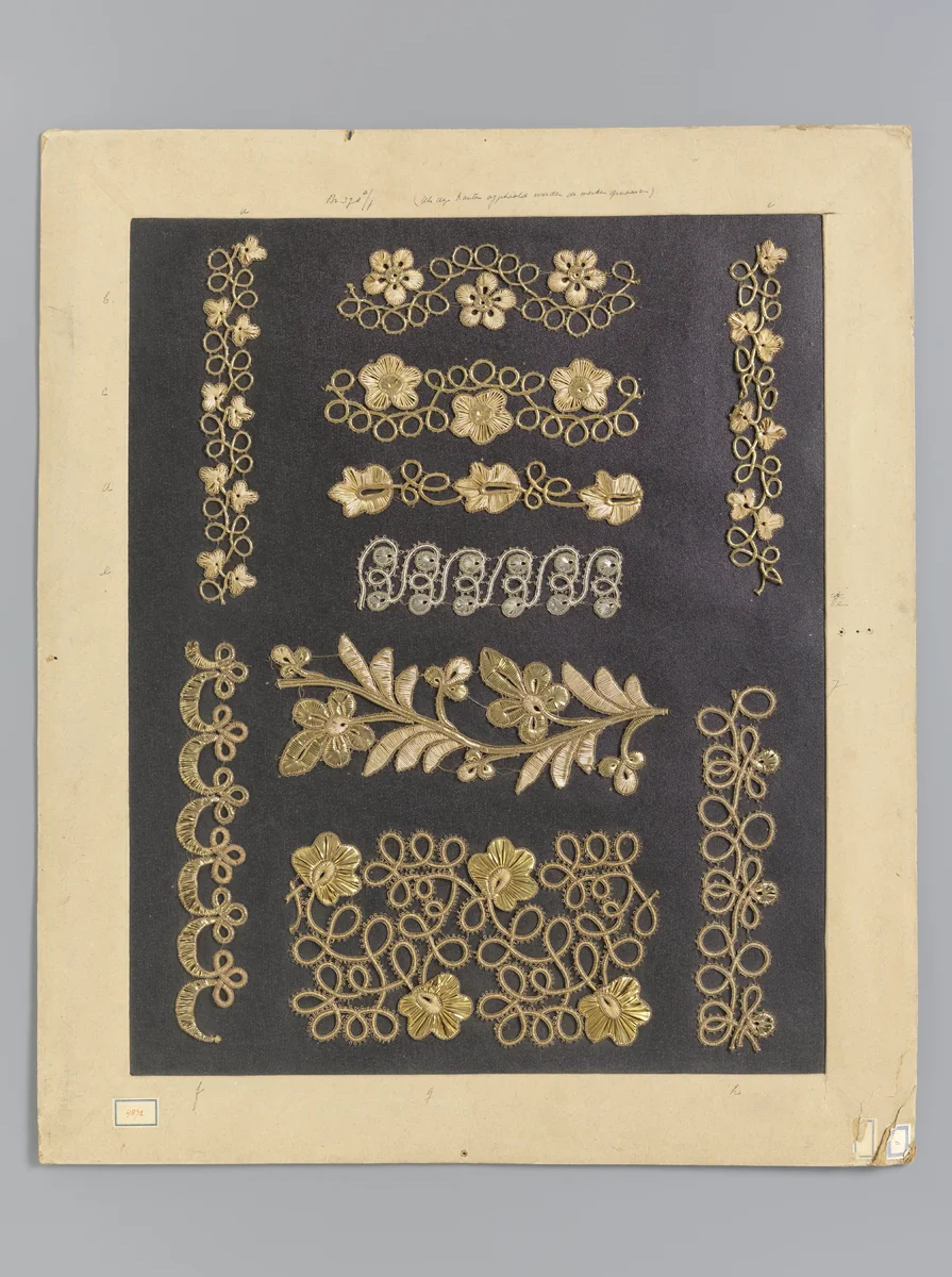 Negen goudkleurige passementen en één zilverkleurig passement op karton by anonymous, other, 1800-1899