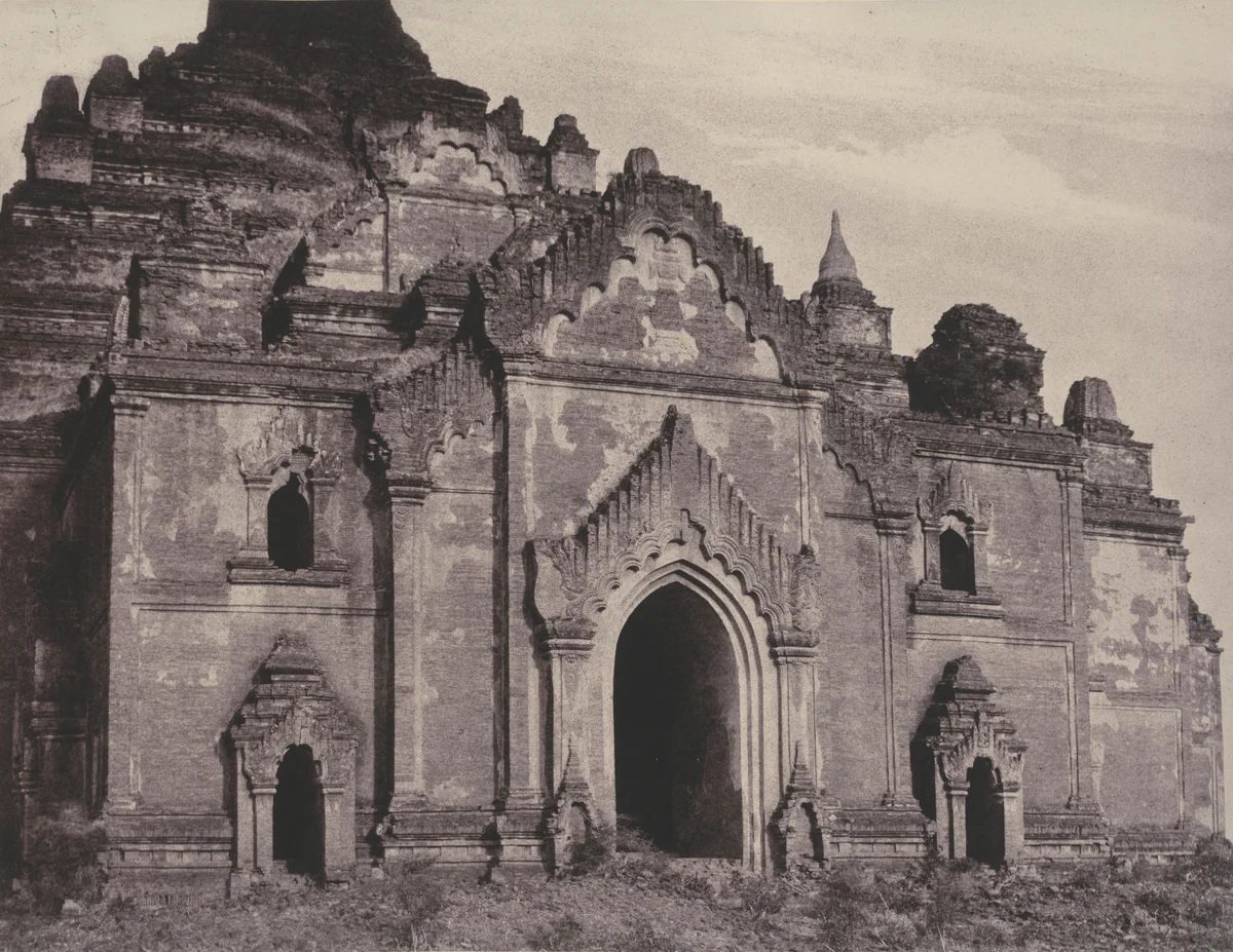 Pugahm Myo: East Facade of Damayangyee Pagoda by Linnaeus Tripe, photograph, 1855