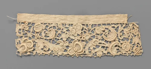 Strook naaldkant met voluutbladeren en granaatappels by anonymous, other, 1675-1699