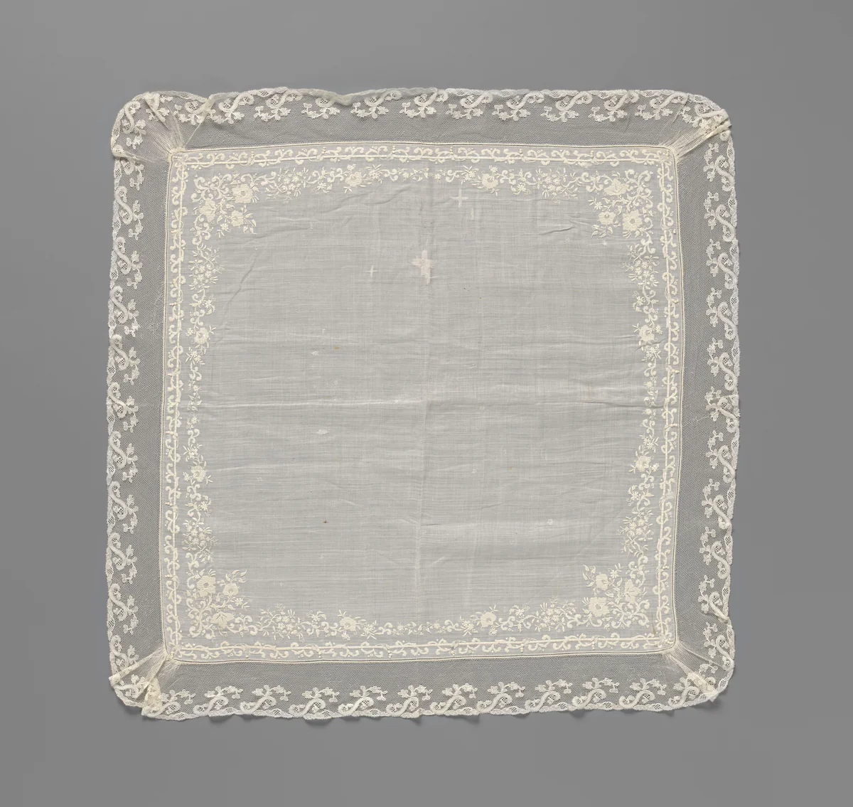Batisten zakdoek met rondom een rand borduurwerk en rondom afgewerkt met een strook kloskant by anonymous, textile, 1840