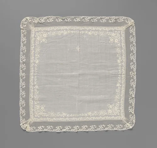 Batisten zakdoek met rondom een rand borduurwerk en rondom afgewerkt met een strook kloskant by anonymous, textile, 1840
