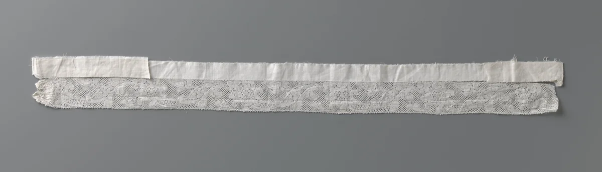 Strook kloskant met golvende bloem- en bladrank by anonymous, other, 1730-1760