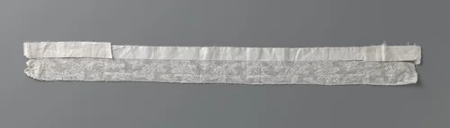 Strook kloskant met golvende bloem- en bladrank by anonymous, other, 1730-1760