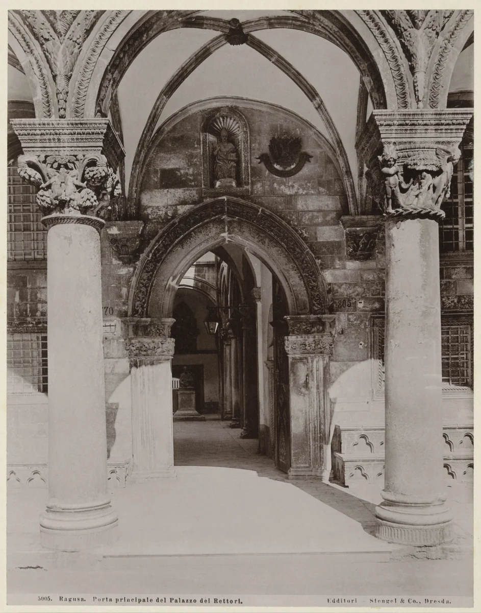 Toegangspoort van het Paleis van de Rector te Dubrovnik by anonymous, print, 1889-1910