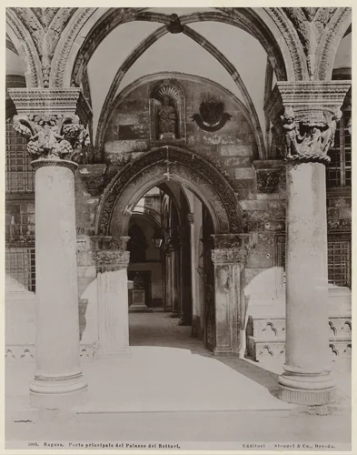 Toegangspoort van het Paleis van de Rector te Dubrovnik by anonymous, print, 1889-1910
