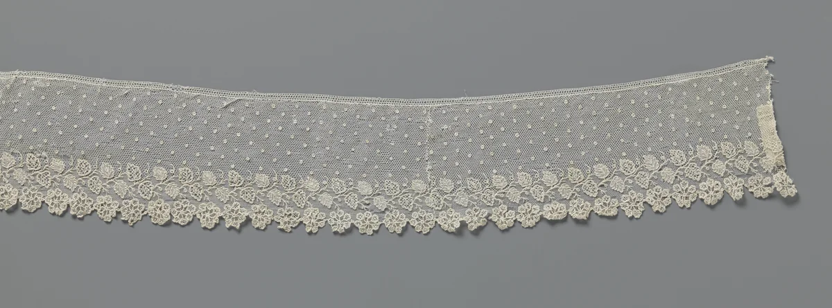 Strook naaldkant versierd met een blad- en bloemrand en moesjes by anonymous, other, 1785-1799