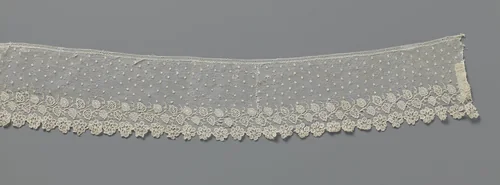 Strook naaldkant versierd met een blad- en bloemrand en moesjes by anonymous, other, 1785-1799