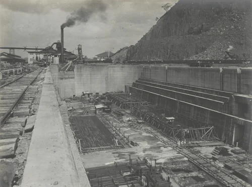 Construction of Reinforced Concrete Pontoons. Erection of reinforcing by Unidentified Photographer, photograph, 1915
