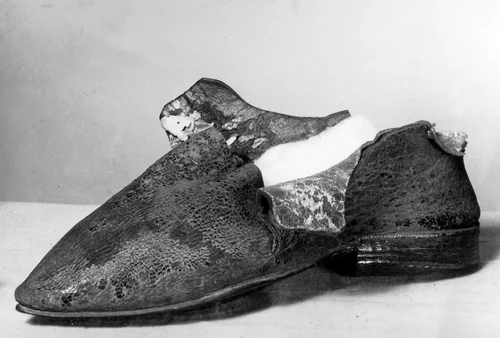 Shoe by England or France, textile, 1601-1700
