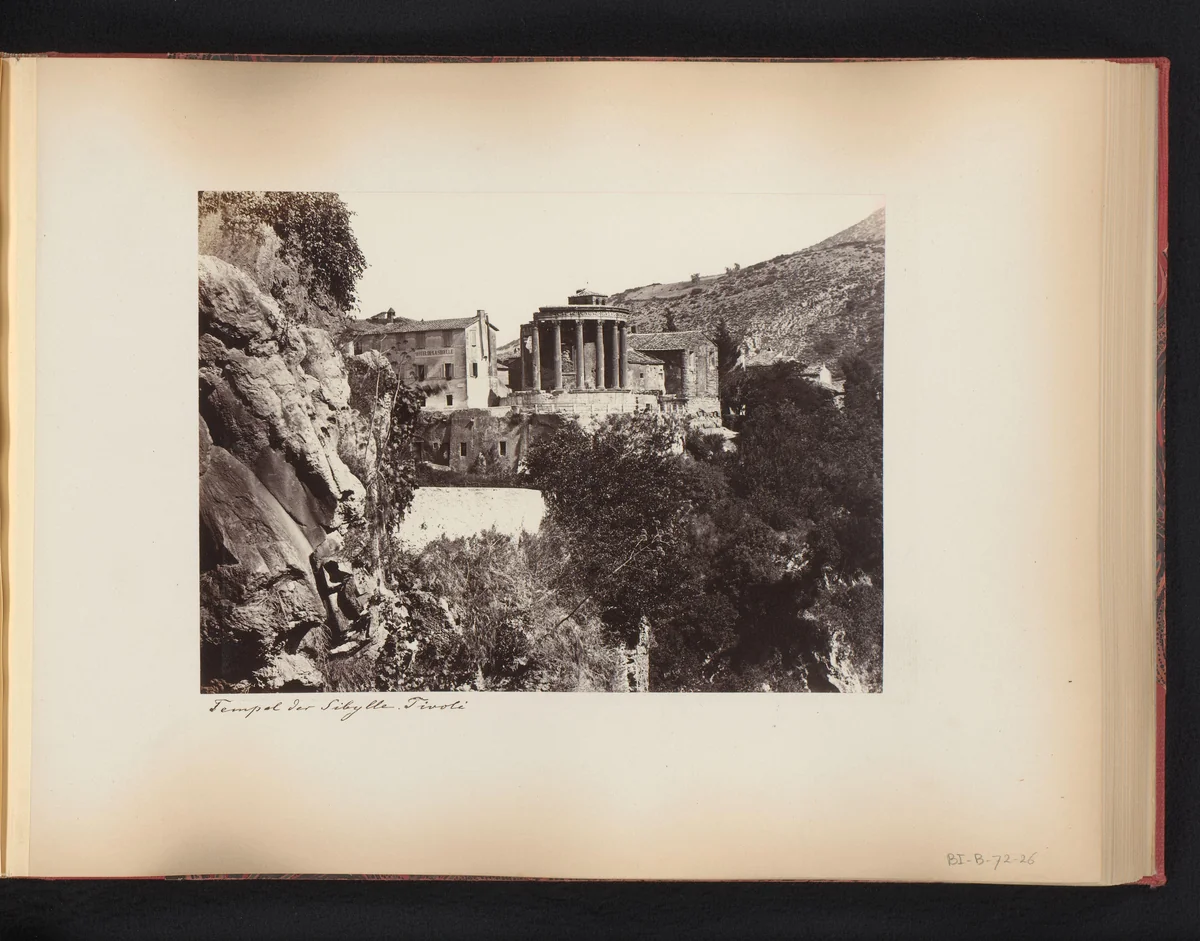 Gezicht op de Tempel van Sibylle te Tivoli, Italië by anonymous, book, 1870-1890