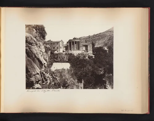 Gezicht op de Tempel van Sibylle te Tivoli, Italië by anonymous, book, 1870-1890