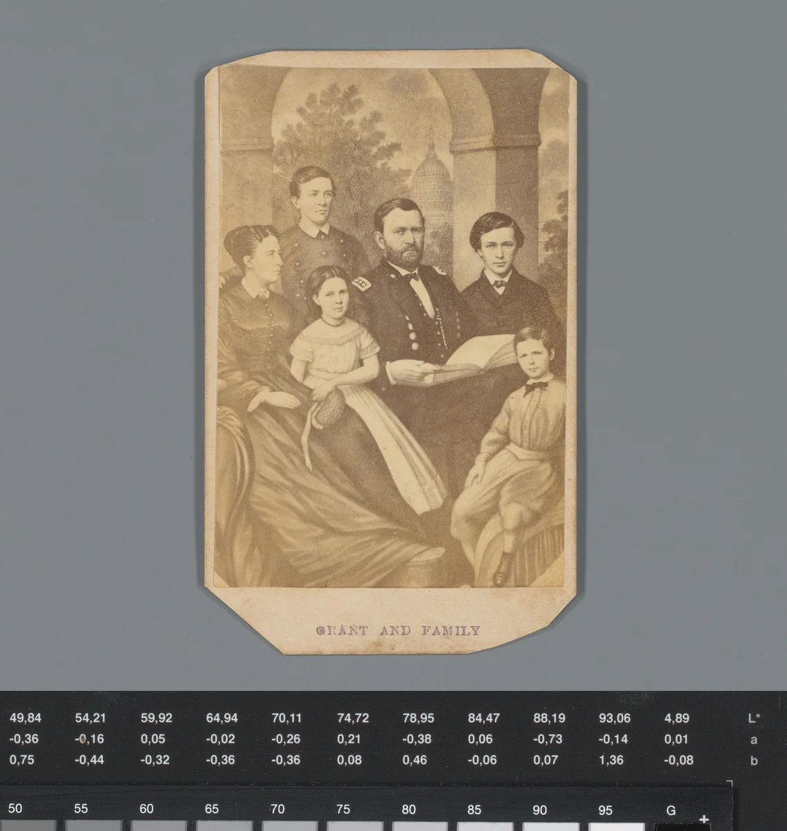 Reclame voor een koopjeswinkel met reproductie van een prent van Ulysses Simpson Grant, Julia Grant en hun vier kinderen by anonymous, photograph, 1850-1915