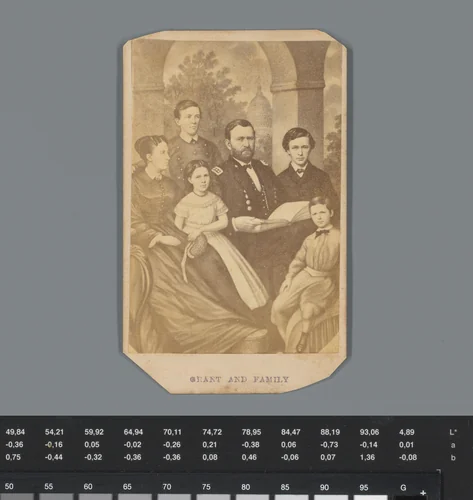 Reclame voor een koopjeswinkel met reproductie van een prent van Ulysses Simpson Grant, Julia Grant en hun vier kinderen by anonymous, photograph, 1850-1915