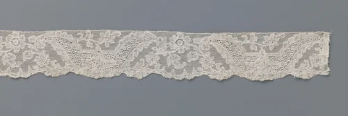 Strook kloskant met anjer in u-vormige reserve by anonymous, other, 1700-1749