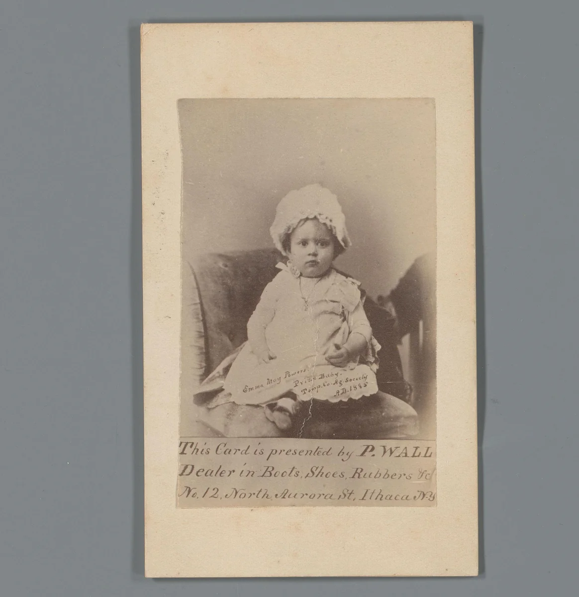 Reclame voor de schoenenwinkel van Patrick Wall in Ithaca, New York, met portret van baby Emma May Powers by anonymous, photograph, 1885