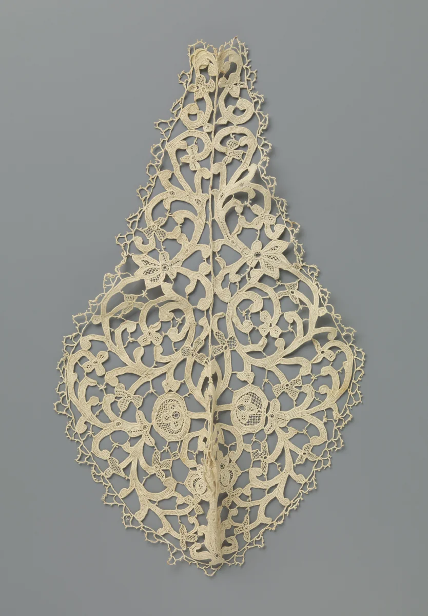 Kraag van naaldkant met omkrullende ranken waaraan enkele bloemen en een boogjesrand met driedelige boogjes by anonymous, textile, 1890-1899