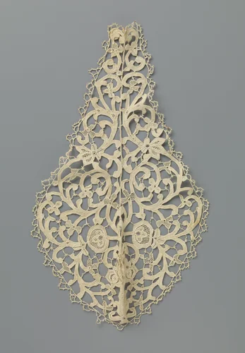 Kraag van naaldkant met omkrullende ranken waaraan enkele bloemen en een boogjesrand met driedelige boogjes by anonymous, textile, 1890-1899