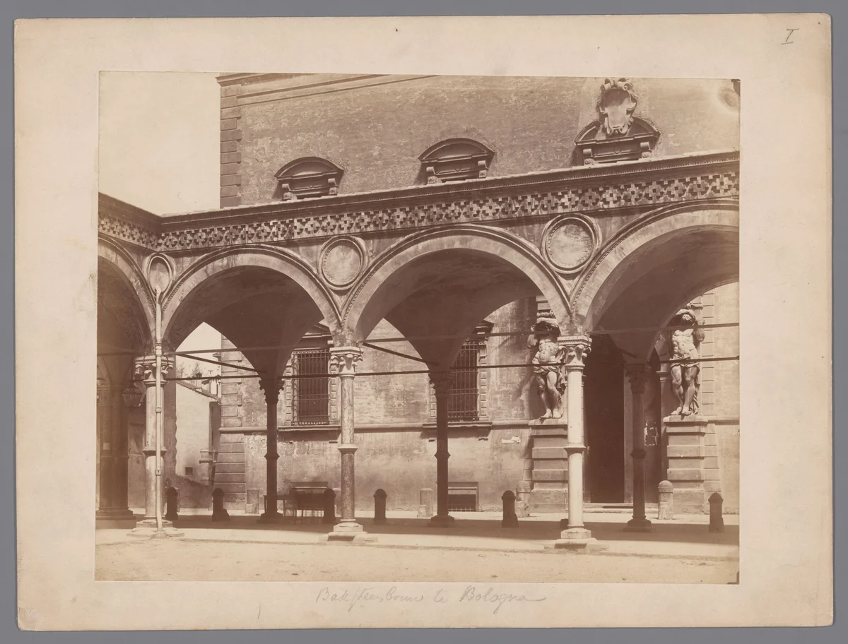 Gebouw te Bologna by anonymous, photograph, 1851-1900
