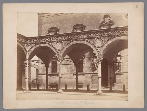 Gebouw te Bologna by anonymous, photograph, 1851-1900